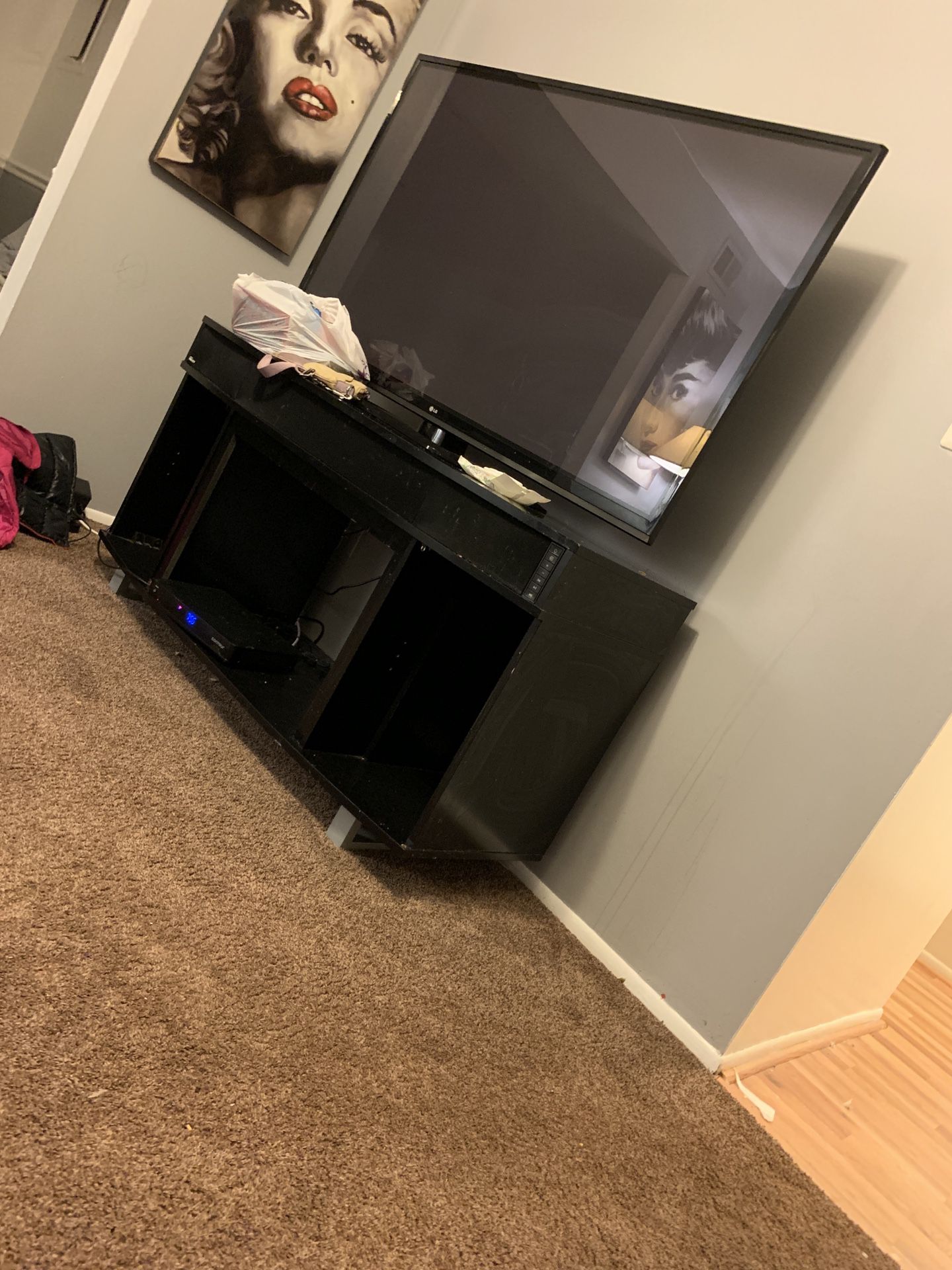 60incH LG TV WHIT STAND