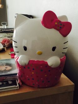 Hello Kitty piggyback. No scratches no chips