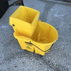 Rubbermaid Wavebreak Mop Bucket