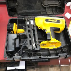 96091 Dewalt DC618 Finish Nail Gun In Case W/ Battery And Charger 521203