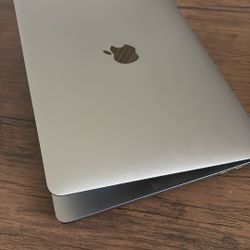 2019 MacBook Pro 13-inch with Four Thunderbolt 3 ports  512GB W/ Touch Bar