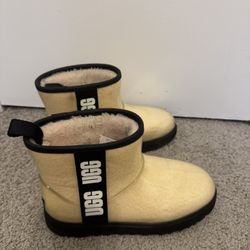 UGG Classic Clear Mini II Size 7