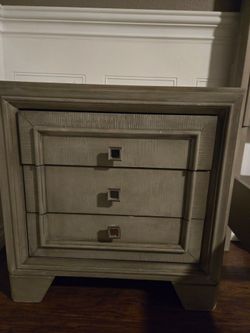 Modern Gray Queen Bedroom Set – Bed, 2 Nightstands & Mirror