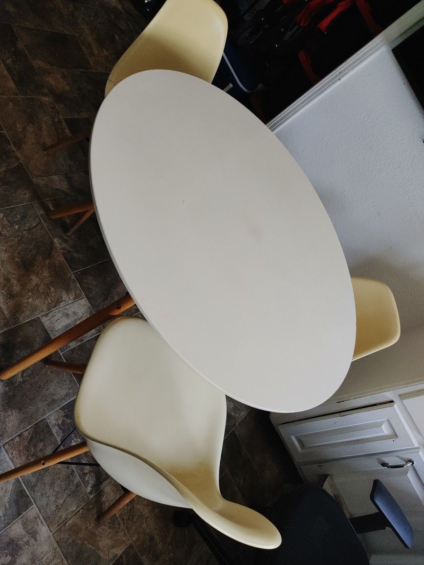 Table & Chairs