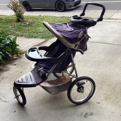 Baby jogging stroller very good condition easy to fold and carry lightweight