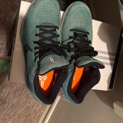 Kobe 4 Girl Dads size 11 (NO BOX)