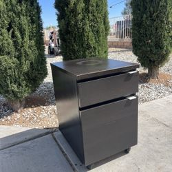 2-Drawer Filing Cabinet On Wheels! 