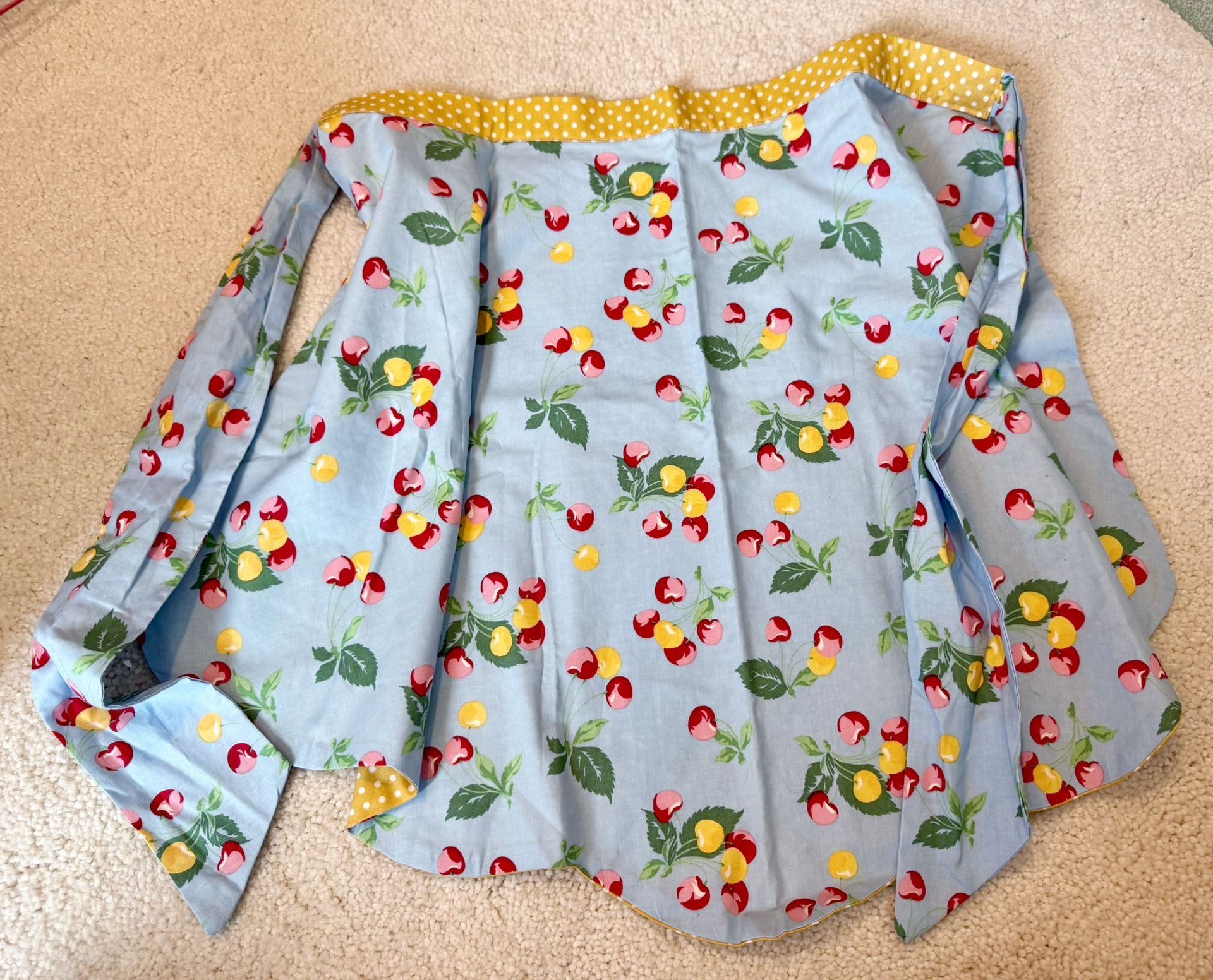 VTG Apron Cherries And dots