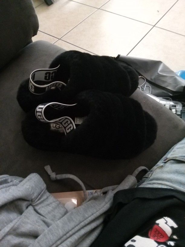 UGG Soft Slippers Sandals Size 6