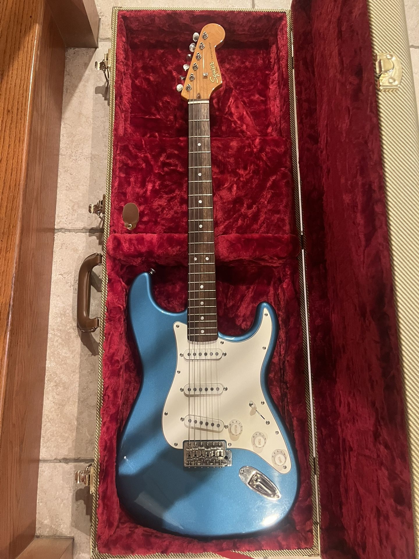 Squier Classic Vibe Stratocaster (Mint) w/ Roadrunner Tweed Case (Brand New)
