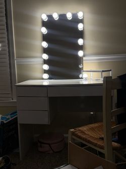 Vanity mirror/lights included