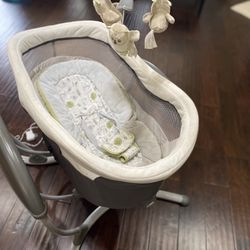 Graco DuoGlider Baby Bassinet and Swing