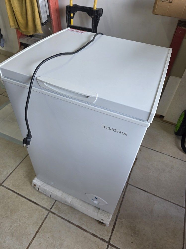 Insignia Cu Chest Freezer