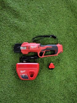 Milwaukee M12 Cordless Pruning Shears Kit