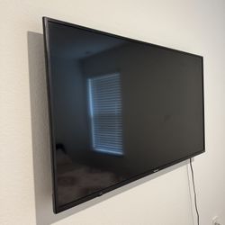 50” Hisense Roku Smart TV – Excellent Condition – Wall Mount Included 