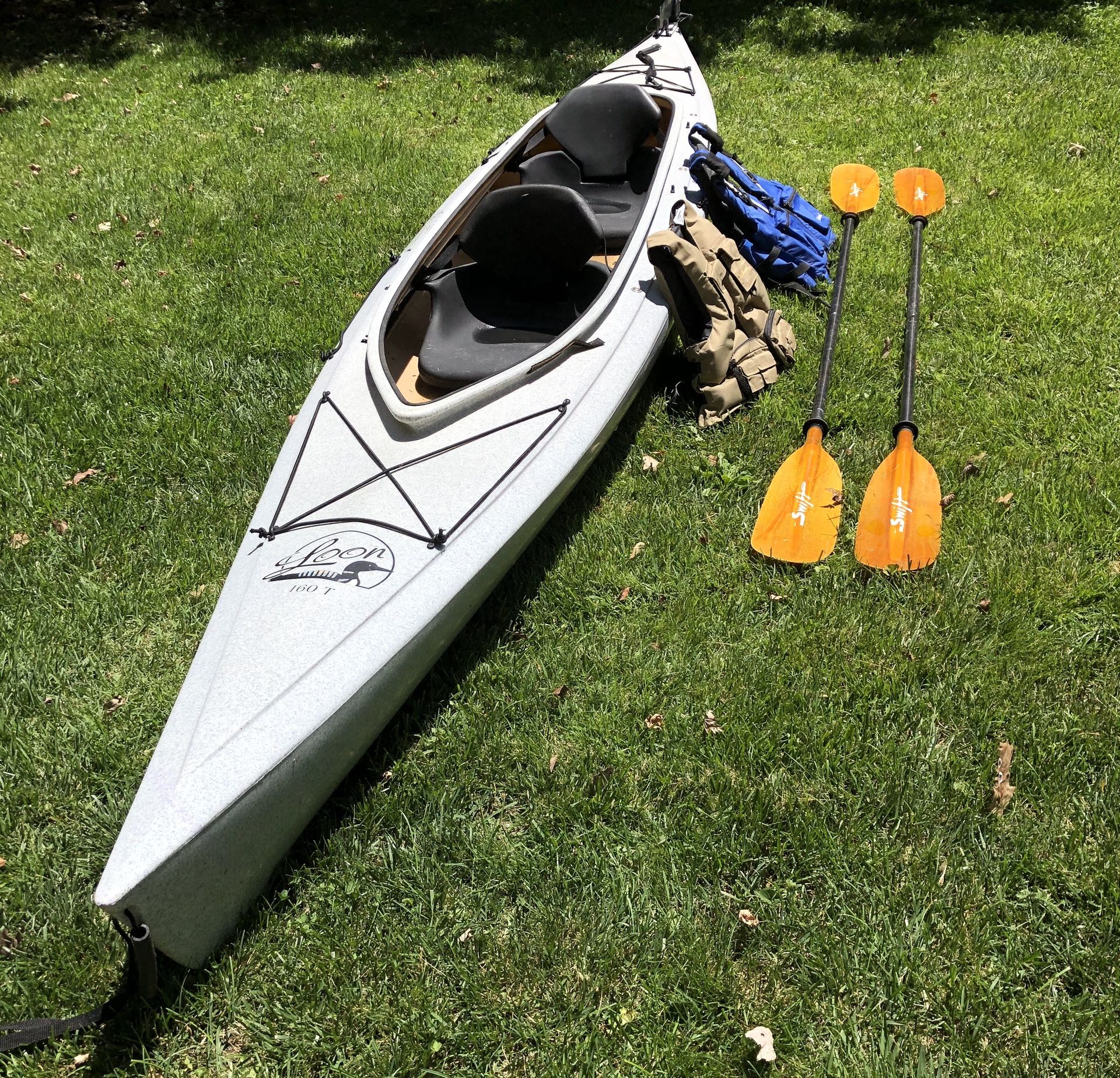 Old Town Loon 160T Tandem Kayak, 2 fiberglass oars, 2 LL Bean Life vests