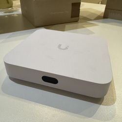 UCG-Ultra (Open Box - Like New) Ubiquiti Cloud Gateway 