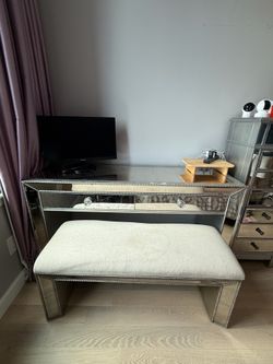 Vanity Desk and Bench in Good Condition