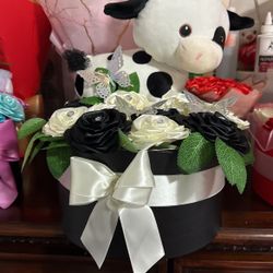 Arreglo De Flores Eternas Con Una Baca De Peluche 