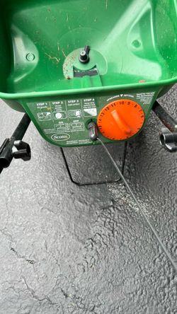 Scotts EdgeGuard Mini Lawn Spreader - Like New
