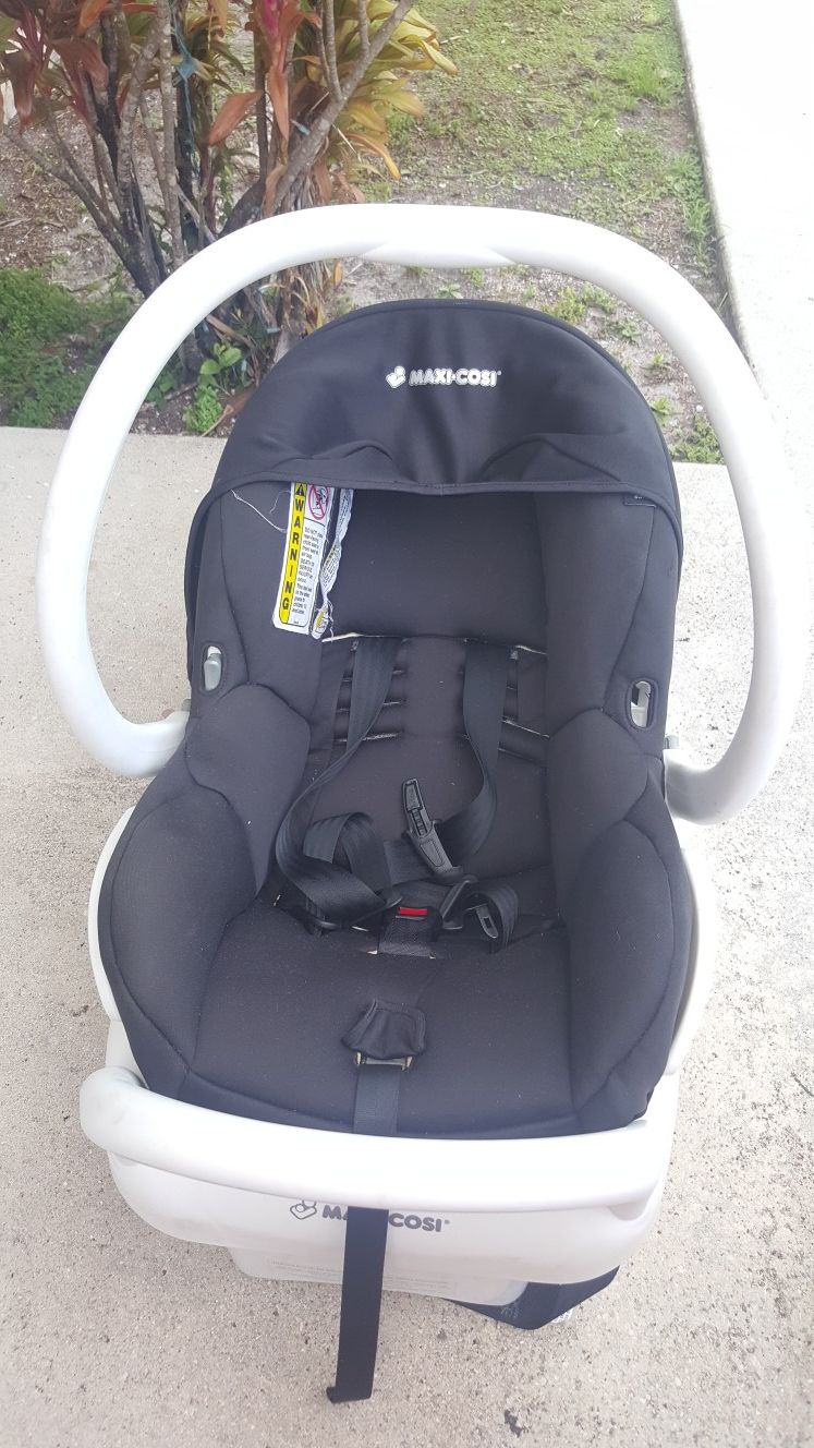 Car seat Maxi Cosi casi nuevo en Hialeah