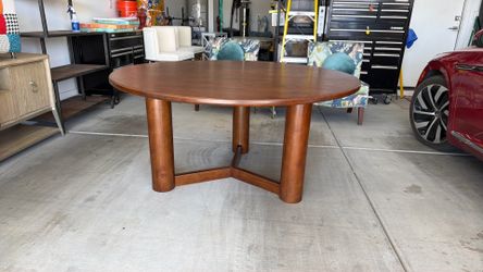Round dining table