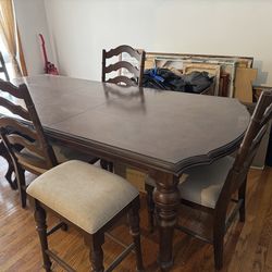 5 chairs dining room set in great condition.  Includes 2 attachable leafs