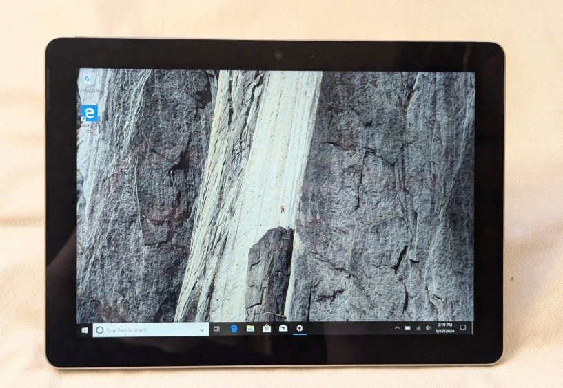 VERY NICE MICROSOFT SURFACE GO WINDOWS 10 TABLET 64GB STORAGE 4GB RAM