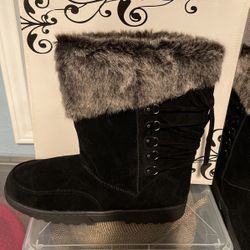 NICE GIFT: RAMPAGE LADIES BOOTS, SIZE 91/2, NEW IN ORIGINAL BOX $25