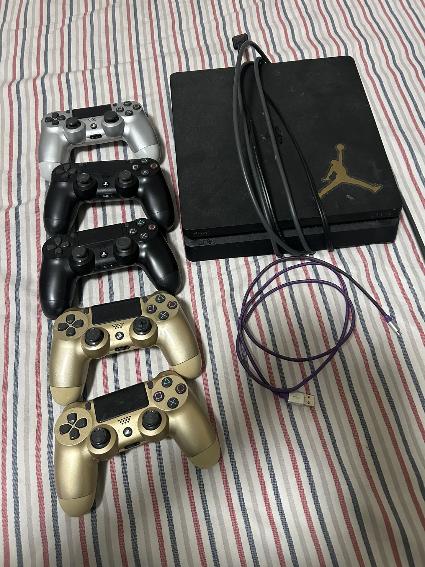 PlayStation 4 With 5 Remotes 