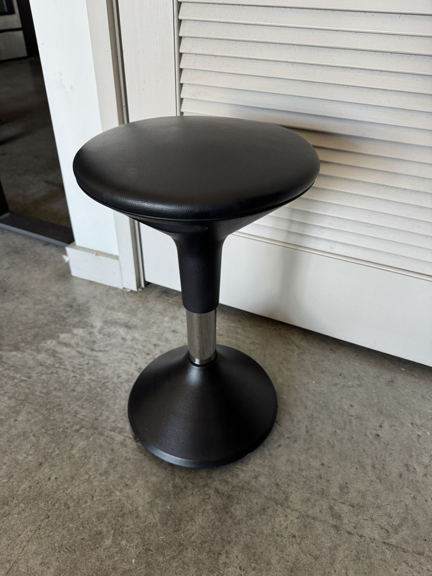 Wooble Stool