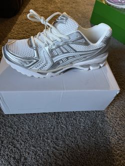 Beige Asics Gel sz 12