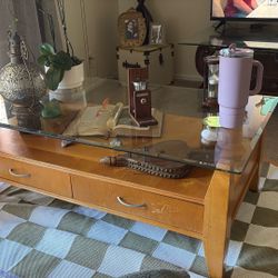 Coffee table, with 2 drawers for storing various items, new glass.