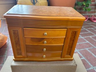 Jewelry box