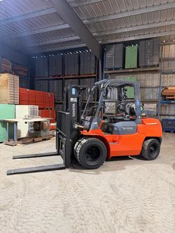 2013 Toyota 8,000 lbs capacity forklift