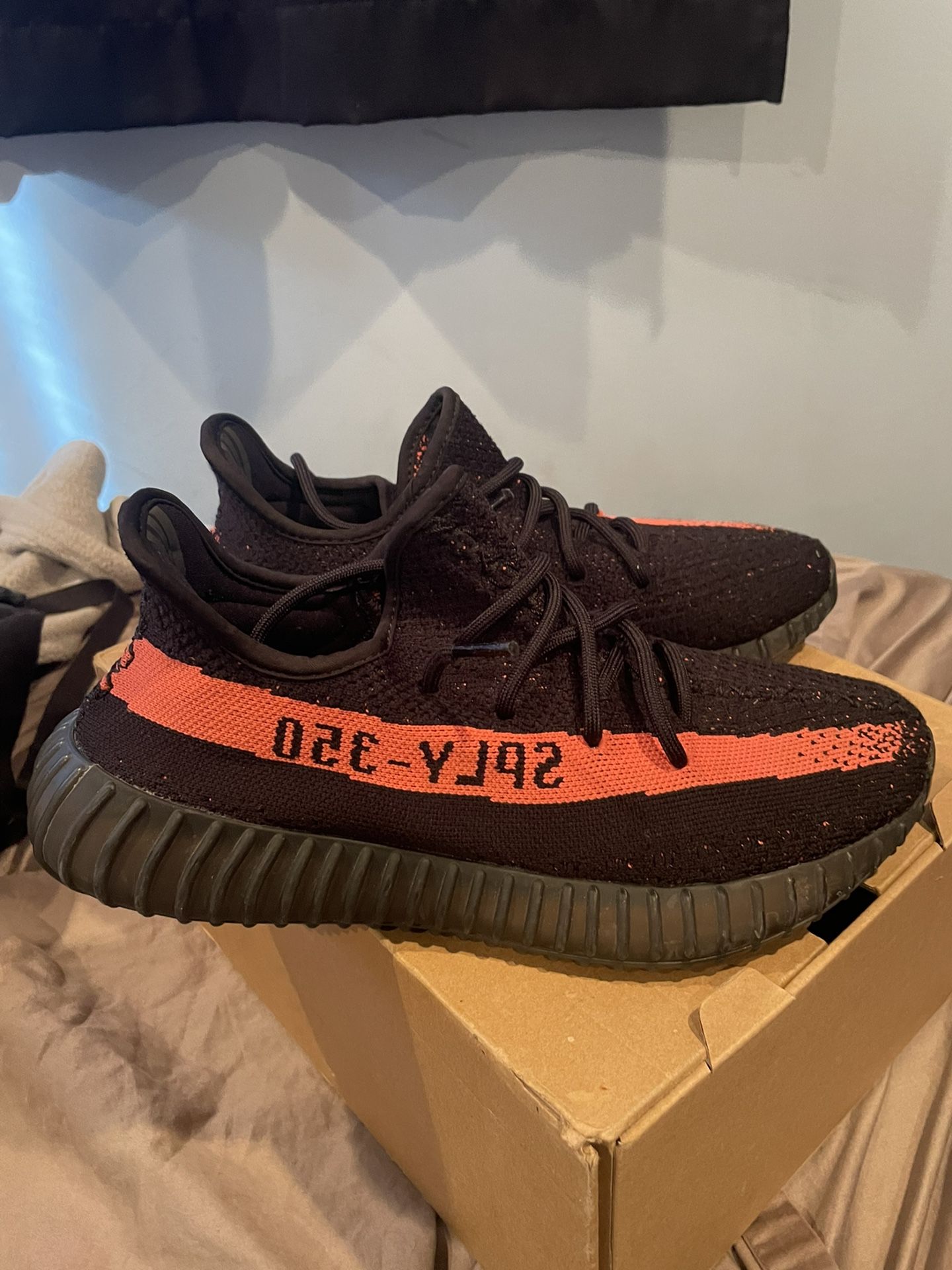 Yeezy boost 350v2 Core black red 