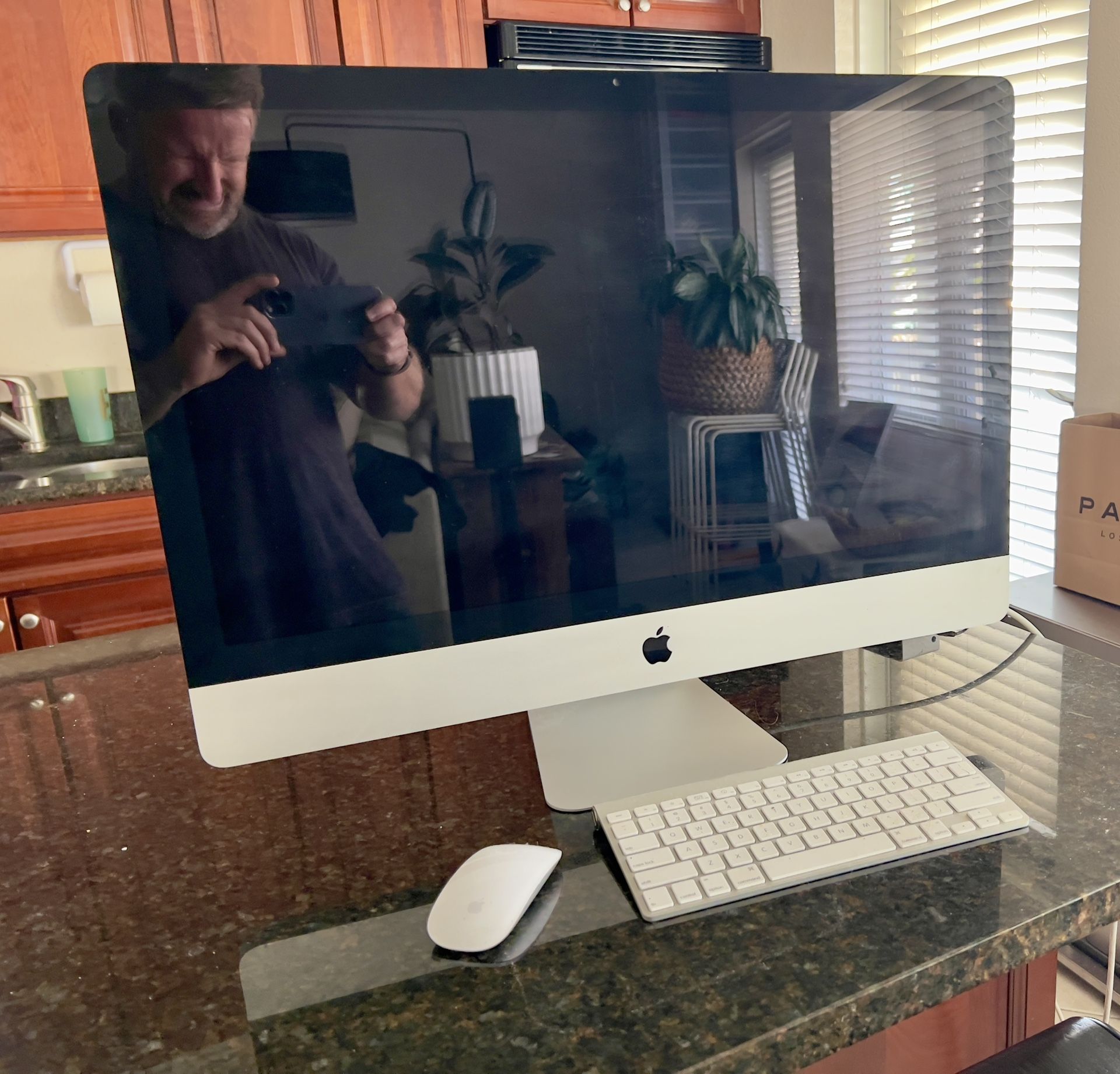 Apple iMac 27 Inch with Keyboard and Mouse