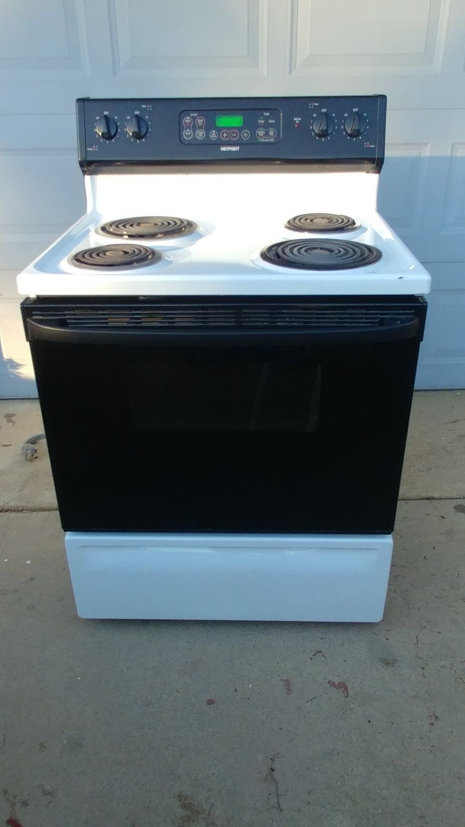 GE Electric Stove and Oven Model 317B6641P001