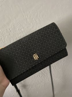 Black Tommy Hilfiger Crossbody bag