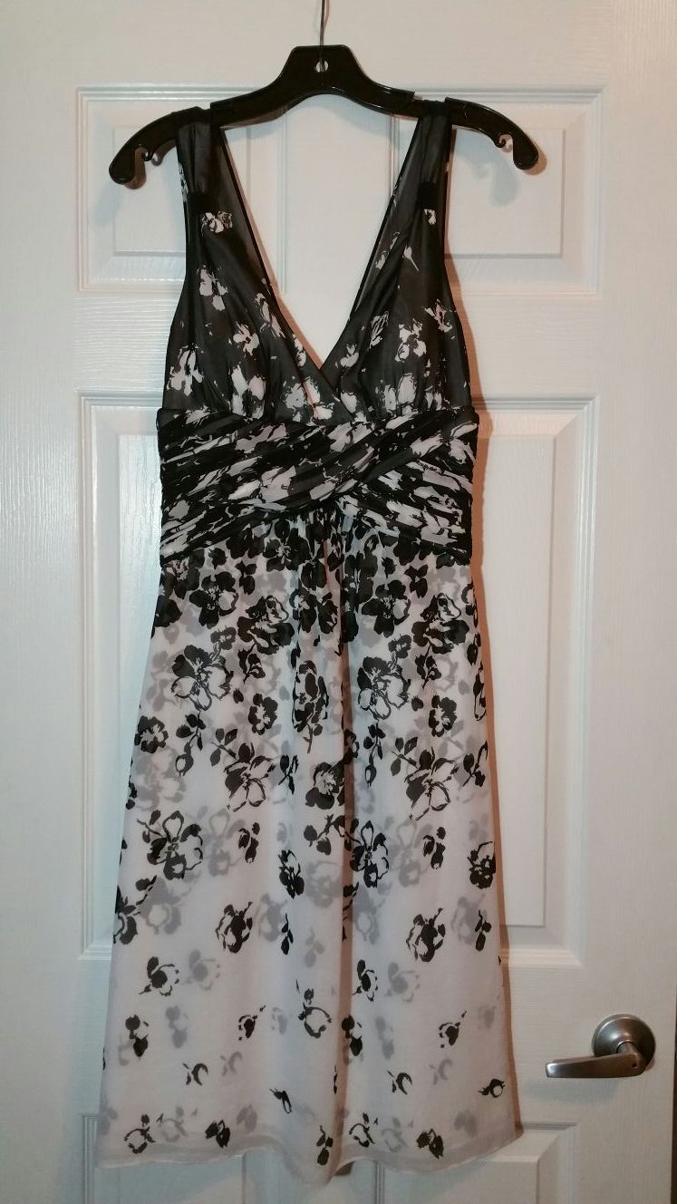 Women's White House Black Market Black/White sleeveless floral sundress Size 6