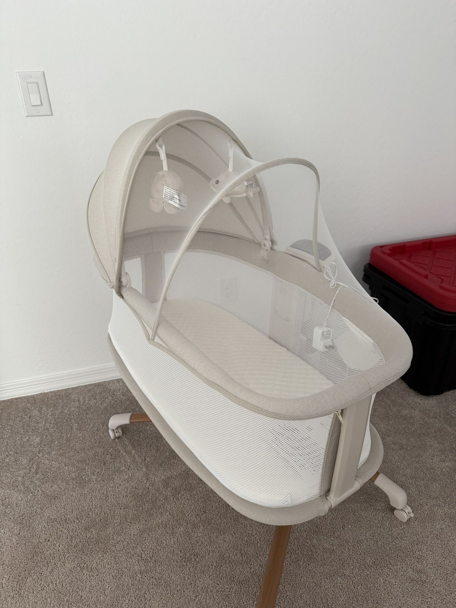 New Never Used Baby Delight Snuggle Automatic Bassinet