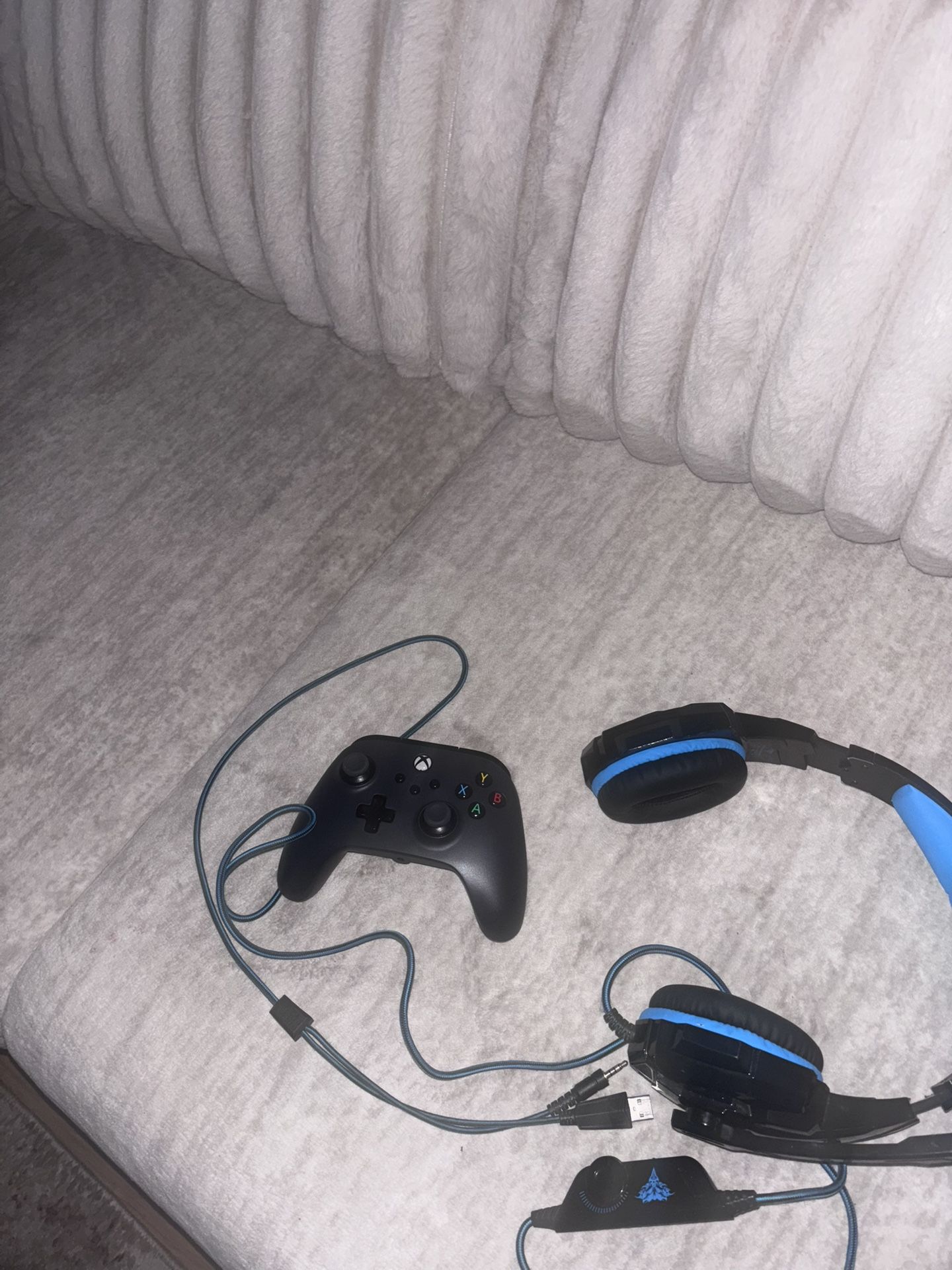 Xbox PowerA controller/ no batteries needed/ with Bengoo gaming headset 