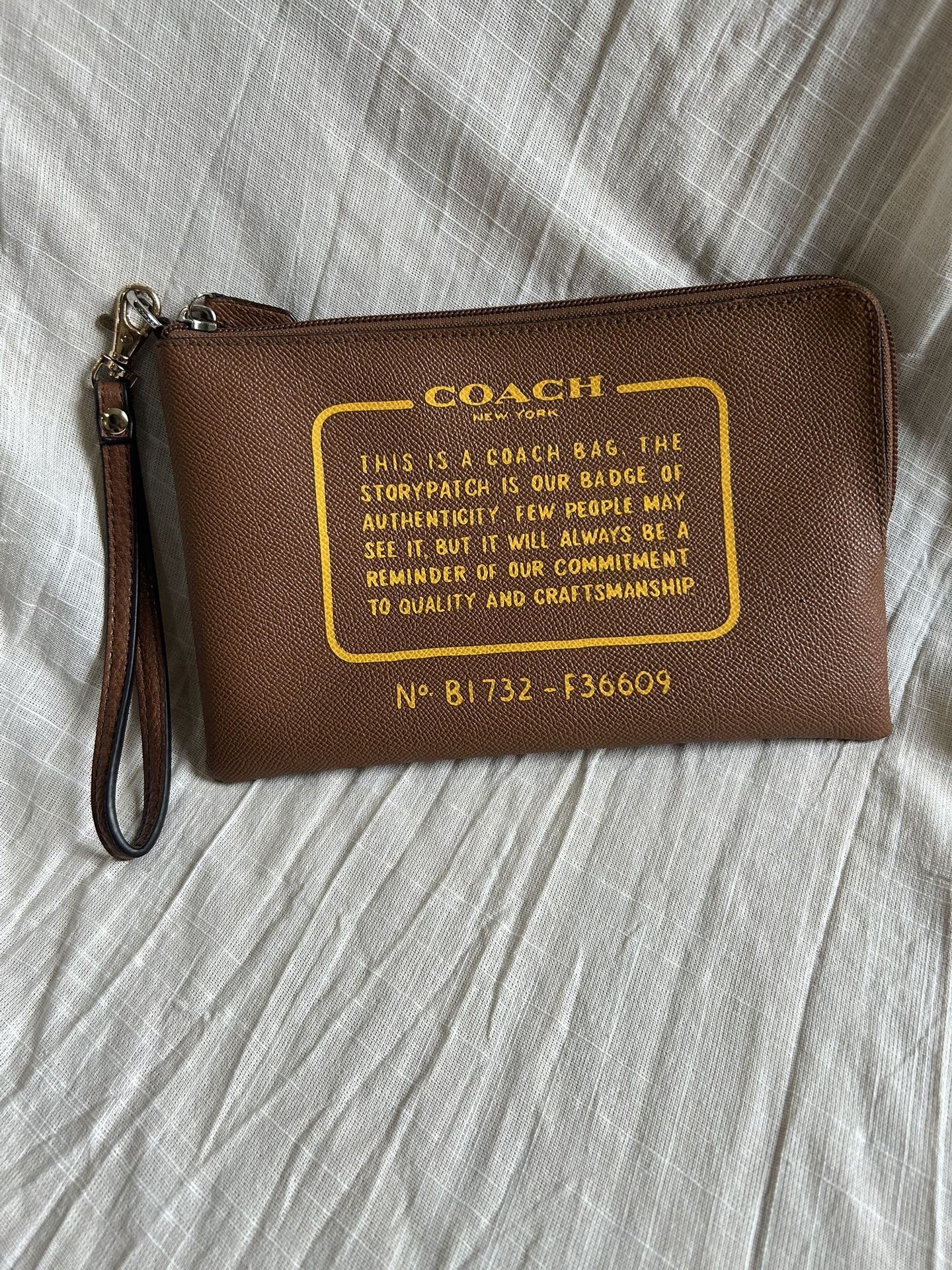 *RARE COLOR COMBO* Coach Storypatch Wristlet
