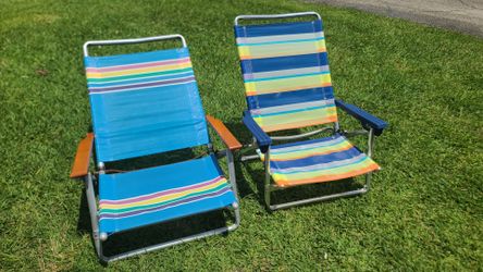 2 foldable beach chairs