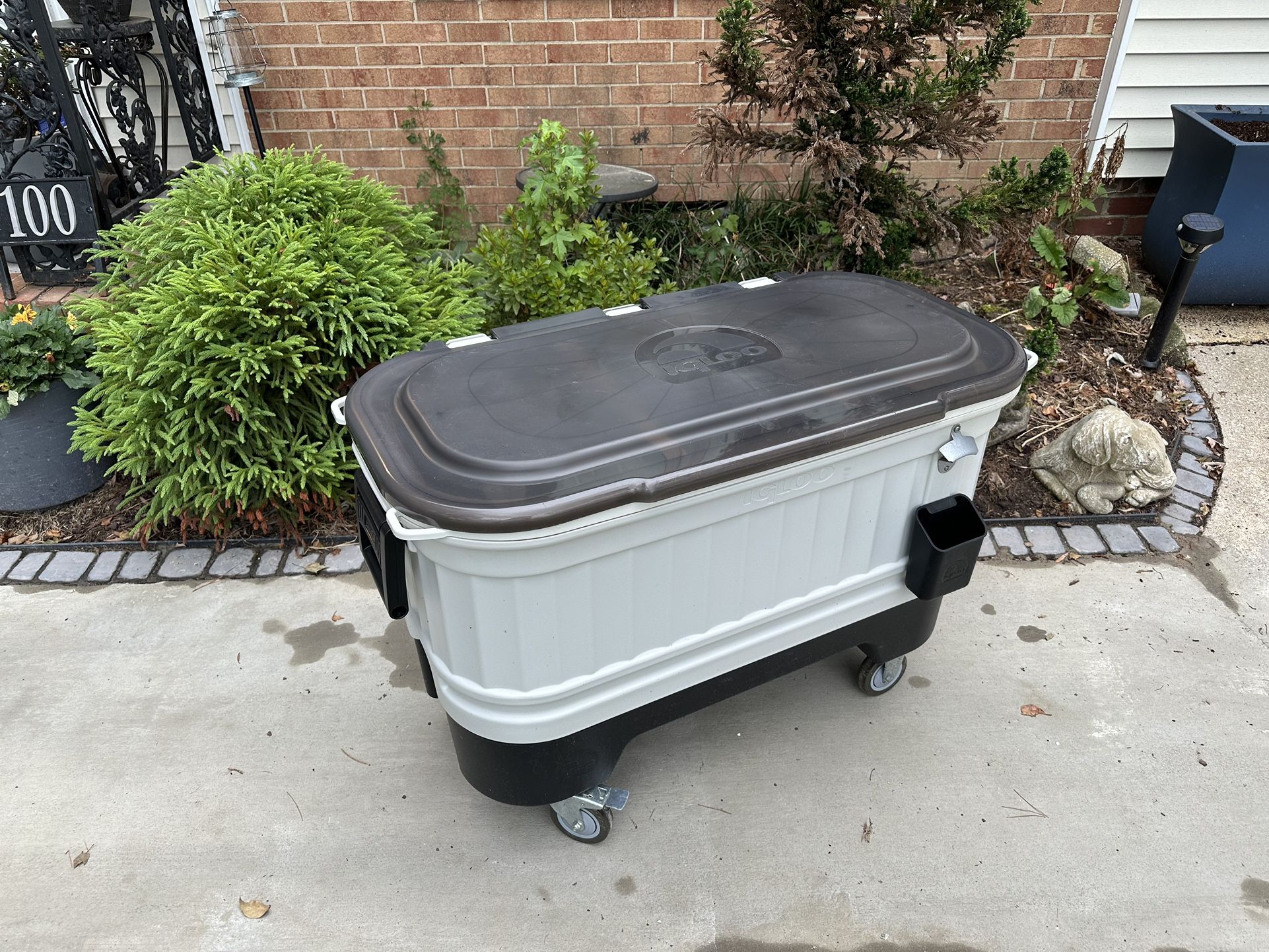 Igloo Party Cooler With Cart, Bottle Caddy, Dividers 158 Can Capacity