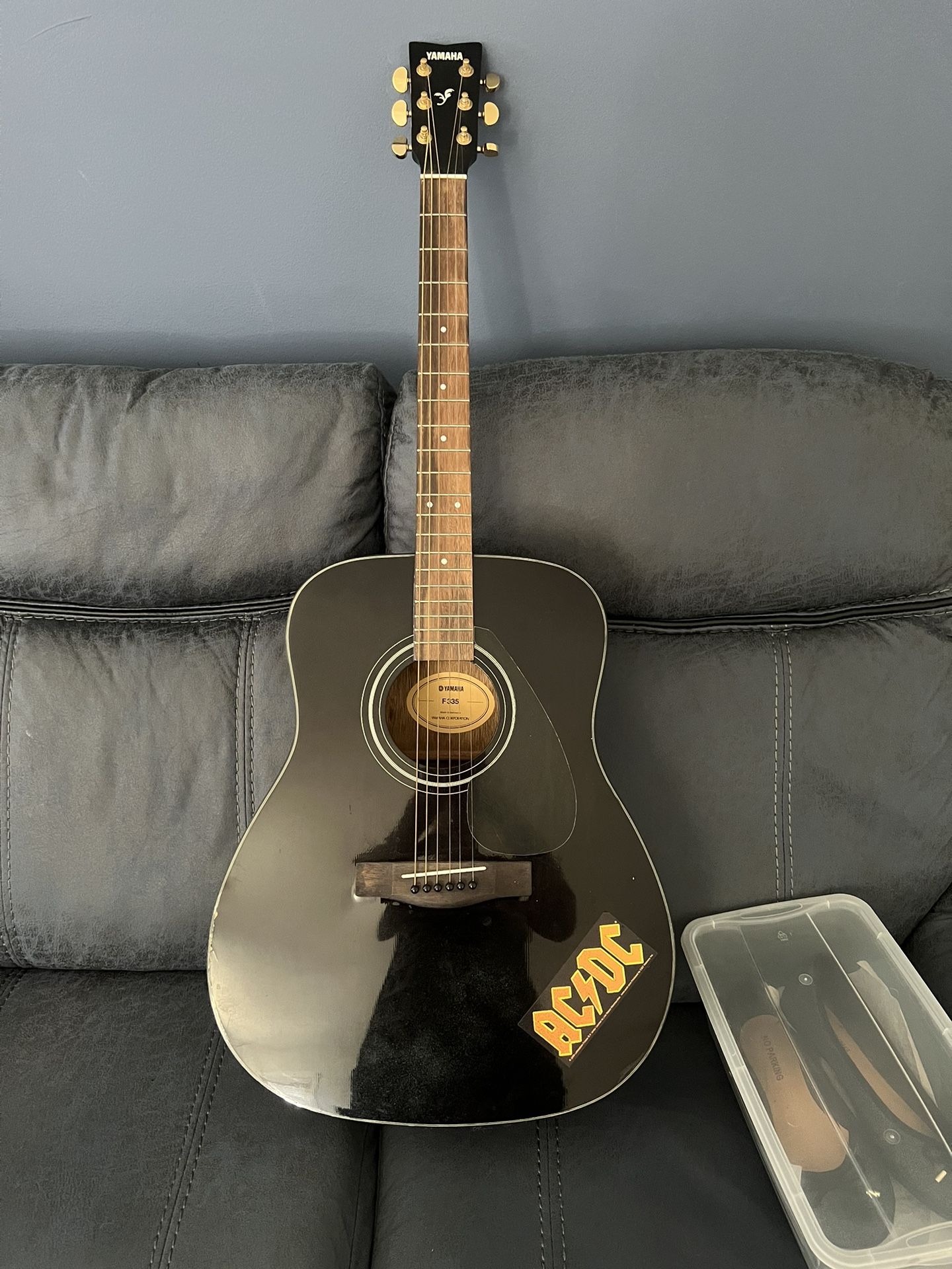 Yamaha F335 Guitar
