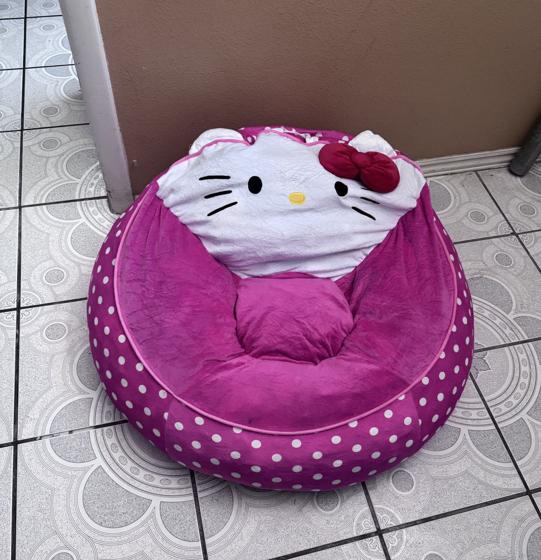 Hello Kitty Compressed Foam Kids Chair