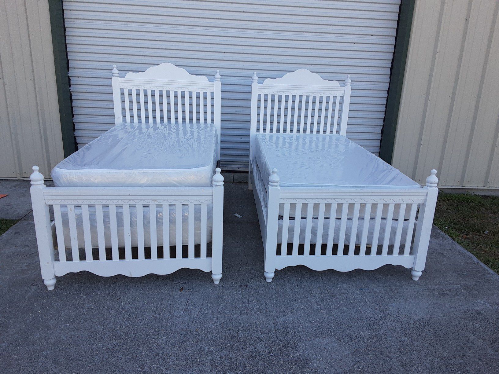 White wood twin complete beds