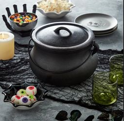 Smith & Clark 4-Quart Cast Iron Cauldron Pot with Handle NWT Viral Halloween