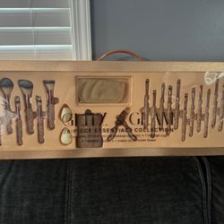 GLITZ AND GLAM MAKE UP BRUSHES.